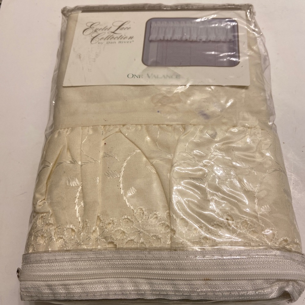 Vintage Beige CRITERION BY DAN RIVER ONE Valance LACE TRIM